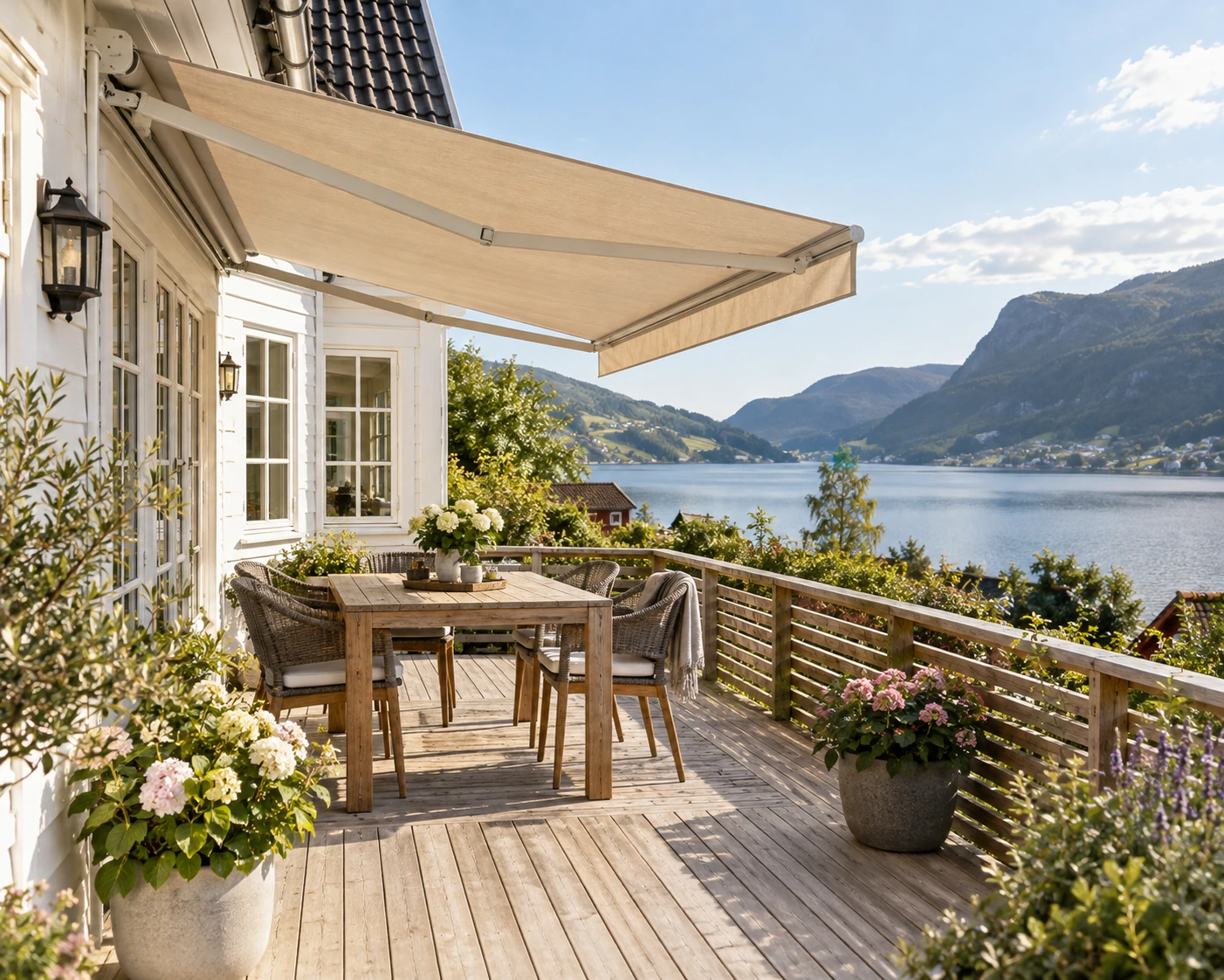 Illustrasjonsfoto av en markise ved et klassisk hjem med utsikt